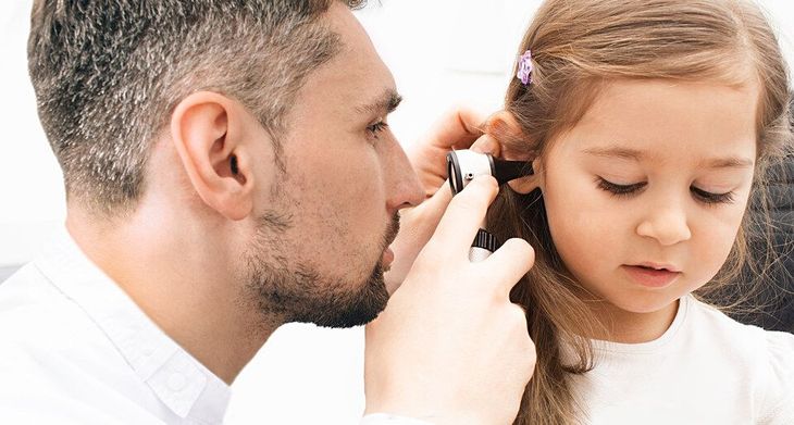 controllo otorinolaringoiatrico su una bambina